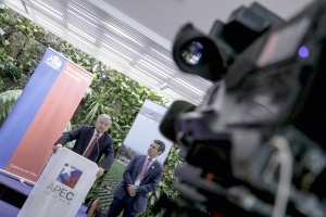 El Ministro de Hacienda, Felipe Larraín, junto al Director General de Direcon, Rodrigo Yáñez, en punto de prensa luego de una actividad de APEC 2019