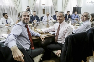 Ministro de Hacienda, Felipe Larraín, junto a sus pares de Segpres, Gonzalo Blumel, e Interior, Andrés Chadwick , esta mañana antes de comenzar el Comité Político ampliado.