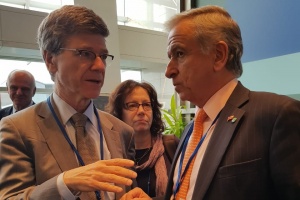 El Ministro de Hacienda, Felipe Larraín, conversa con el economista Jeffrey Sachs en Washington, Estados Unidos.