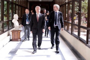 El Ministro de Hacienda, Felipe Larraín, junto al titular de Segpres, Gonzalo Blumel, en el Congreso Nacional.