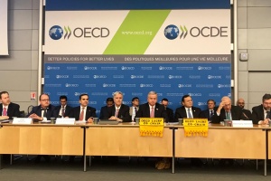 El Ministro Felipe Larraín junto al embajador de Chile ante la OCDE, Felipe Morandé, en la reunión de América Latina y el Caribe.