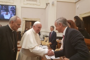 El Ministro de Hacienda, Felipe Larraín, conversó unos minutos con el Papa Francisco en conferencia sobre cambio climático en el Vaticano.