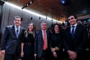 El Ministro de Hacienda, Felipe Larraín, junto a la Ministra de la Mujer y la Equidad de Género, Isabel Plá, y líderes de premio Impulsa Talento Femenino.