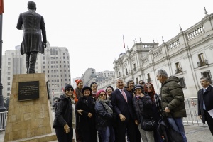 Ministro de Hacienda, Felipe Larraín,junto a un grupo de turistas brasileños que visitan Santiago.