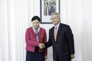 EL Ministro de Hacienda, Felipe Larraín se reunió con la Comisaria Vera Jourová, encargada de la cartera de Justicia, Consumidores y Equidad de Género de la Unión Europea.