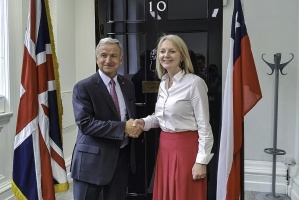 Ministro Felipe Larraín junto a Ministra del Reino Unido, Elizabeth Truss, en el marco del ChileDay, Londres 2019.