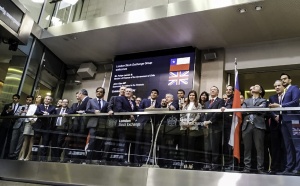 El Ministro de Hacienda, Felipe Larraín, junto a la delegación chilena que lo acompaña en el ChileDay, participó esta mañana en la apertura de la London Stock Exchange.