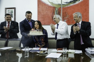 El Ministro de Hacienda, Felipe Larraín, en el Comité Político Ampliado celebra junto a sus pares el cumpleaños de la vocera de Gobierno Cecilia Pérez.