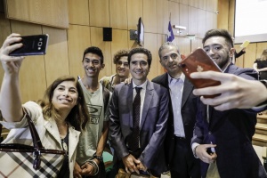 Ministro Ignacio Briones junto a estudiantes y profesores en la Facultad de Economía y Negocios de la U. de Chile.