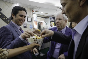 Ministro Ignacio Briones comparte unas papas fritas junto a Richard Thaler en "Dominó".
