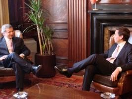 Ministro Larraín junto al Presidente del Banco Central, José De Gregorio
