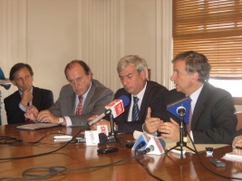 Ministro Larraín ofrece conferencia de prensa