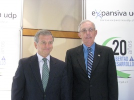 Felipe Larraín, Ministro de Hacienda, junto a Richard Andrew, PhD Consultor Manejo de Emergencias, Estados Unidos.