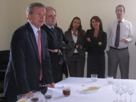 Ministro de Hacienda, Felipe Larraín, saluda a los funcionarios de la cartera al cumplirse un mes del nuevo Gobierno.