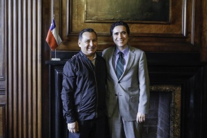 Ministro Ignacio Briones junto a Mario Pérez, estafeta del gabinete del Ministerio de Hacienda, quien se jubila después de 44 años de servicio.