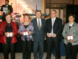 Ministro de Hacienda, Felipe Larraín, entrega reconocimiento a funcionarios con 30, 35 y 40 años de servicio.