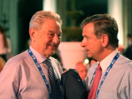 Ministro de Hacienda, Felipe Larraín, junto a George Soros.