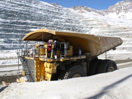 El Ministro de Hacienda, Felipe Larraín, condujo uno de los enormes camiones cargadores mineros.