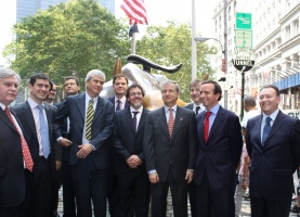 Ministro de Hacienda, Felipe Larraín, junto a parte de la delegación de autoridades y parlamentarios en el emblemático Toro de Wall Street en Nueva York, Estados Unidos.
