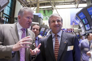 Duncan Niederauer, CEO de la Bolsa de Valores de Nueva York, y Felipe Larraín, Ministro de Hacienda, realizan recorrido por el piso de operaciones del NYSE. Atrás, Arturo Fermandois, Embajador de Chile en Estados Unidos.