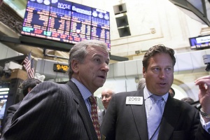 Ministro de Hacienda, Felipe Larraín, recorre piso de operaciones de la Bolsa de Valores de Nueva York.