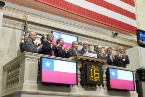 Ministro de Hacienda, Felipe Larraín, encabeza “toque de campana” en Bolsa de Nueva York.