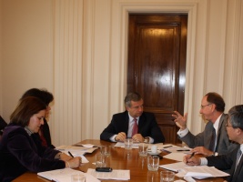 El Ministro de Hacienda, Felipe Larraín, recibió hoy a una delegación del Fondo Monetario Internacional (FMI), encabezada por Robert Rennhack, Jefe de la Misión.