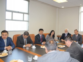 Ministro de Hacienda, Felipe Larraín, recibe a delegación de Parlamentarios de Mongolia.