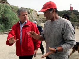 Ministro de Hacienda, Felipe Larraín visita a pescadores de Caleta de Quintay.