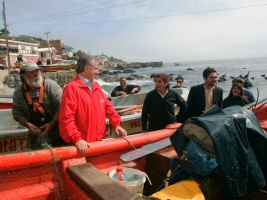 Ministro de Hacienda, Felipe Larraín visita a pescadores en la Caleta de Quintay.