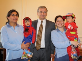 Los niños y tías de la Sala Cuna visitaron el Gabinete del Ministro de Hacienda, Felipe Larraín.