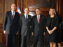 El Ministro de Hacienda, Felipe Larraín, recibió hoy al Ministro de Hacienda de Luxemburgo, Luc Frieden, quien se encuentra de visita en Chile y a quien acompañó el Embajador de los Países Bajos en nuestro país, Johan van der Werff.