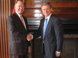 Ministro de Hacienda, Felipe Larraín, recibe al nuevo Embajador de Estados Unidos en Chile, Alejandro Wolff.
