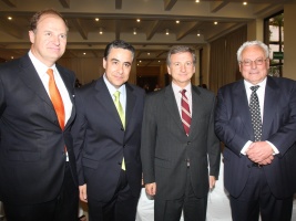 De izquierda a derecha: Heriberto Urzúa, presidente de la Fundación Chile Unido; Claudio Muñoz, presidente de Telefónica en Chile; Felipe Larraín, Ministro de Hacienda, y Cristián Zegers, director de El Mercurio.