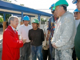 Ministro de Hacienda, Felipe Larraín, promueve programa “Donaciones para la Reconstrucción” y recibe aporte de empresario Wolf von Appen y familia para escuela dañada por terremoto