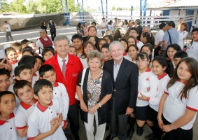 Ministro de Hacienda, Felipe Larraín, promueve programa “Donaciones para la Reconstrucción” y recibe aporte de empresario Wolf von Appen y familia para escuela dañada por terremoto