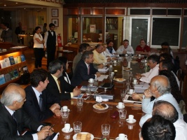 Ministros de Hacienda y Trabajo participan mesa de trabajo con gremios del sector público.