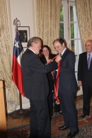 Rodrigo Álvarez recibió el premio de manos del embajador argentino Ginés González. 