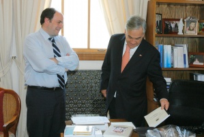 Presidente Sebastián Piñera visita Ministerio de Hacienda, saluda a funcionarios y sostiene almuerzo de trabajo con Ministro Felipe Larraín y autoridades.
