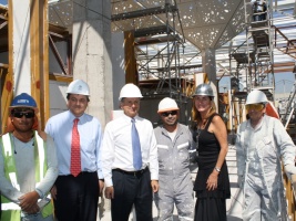 Ministros de Hacienda y Obras Públicas visitan obras de construcción de nuevo mercado y pérgola de las flores de Recoleta.