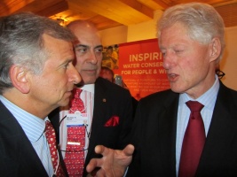 Felipe Larraín, ministro de Hacienda de Chile, y Bill Clinton, ex Presidente de Estados Unidos.