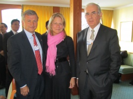 Felipe Larraín, ministro de Hacienda de Chile; Cynthia Carroll, CEO del grupo Anglo American, y Diego Hernández, presidente ejecutivo de Codelco Chile.