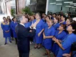 Ministro de Hacienda, Felipe Larraín, visita a trabajadoras en el Día Internacional de la Mujer.