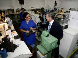 Ministro de Hacienda, Felipe Larraín, visita a trabajadoras en el Día Internacional de la Mujer.