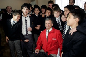 El ministro de Hacienda, Felipe Larraín, junto a un grupo de alumnos del colegio Moisés Mussa, de Rancagua.