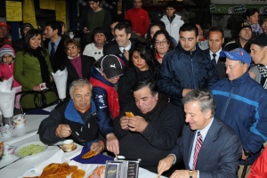 El Ministro Larraín visita La Vega Central y comparte desayuno con locatarios. El menú: sopaipillas, palta, pernil y café.