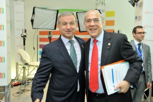 El ministro de Hacienda, Felipe Larraín, junto al secretario general de la Organización para la Cooperación y el Desarrollo Económico (OCDE), Ángel Gurría.