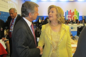 El ministro de Hacienda, Felipe Larraín, junto a la secretaria de Estado de Estados Unidos, Hillary Clinton. 