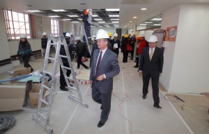 Ministro Larraín visita los trabajos de reparación de la casa matriz de BancoEstado