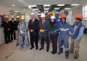 Ministro Larraín visita los trabajos de reparación de la casa matriz de BancoEstado.